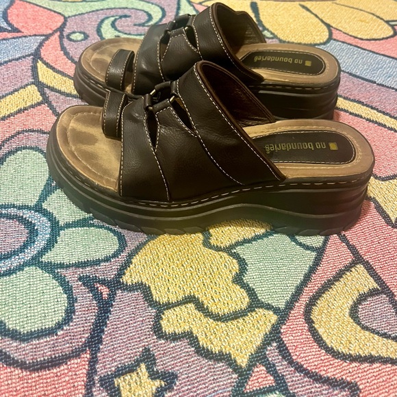 ❤️SOLD❤️ Vintage Y2K No Boundaries brown chunky platform toe ring sandals - Picture 4 of 6
